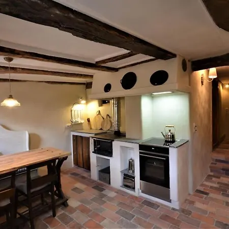 Romantische Zeitreise In Historischer Kaeserei